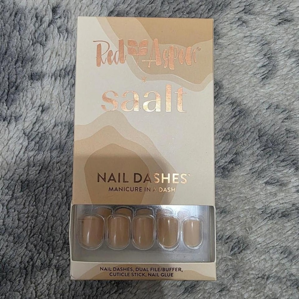 Red Aspen x Saalt Nail Dashes Cherie Gives Back Nude Tan Press On Manicure Kit